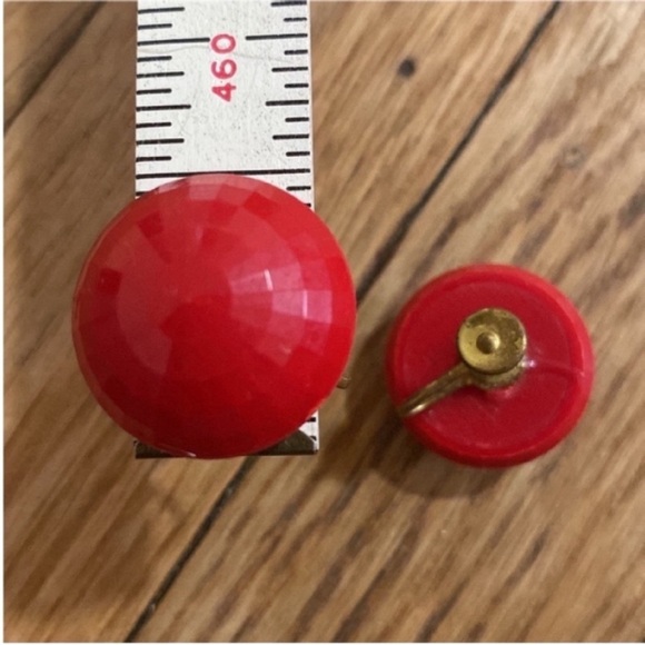 Red clip on earrings - Picture 2 of 3